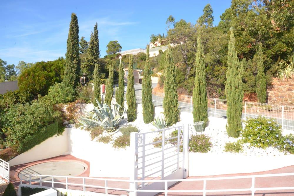 Modern villa with swimming pool and panoramic sea view Provence-Alpes-Côte d'Azur - Saint-Raphaël visuel 2/5 Modern villa with swimming pool and panoramic sea view Provence-Alpes-Côte d'Azur - Saint-Raphaël visuel 2/5