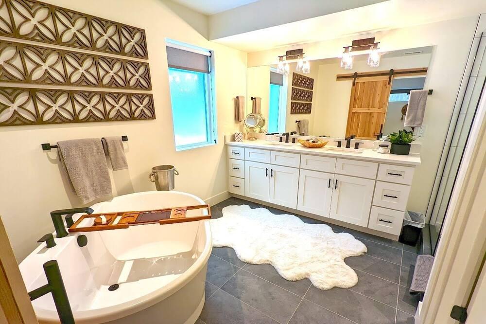 The Lark, New Quarry Property, 3 Bed / 3.5 Bath, Sleeps 8, Pool / Hot Tub / Gym