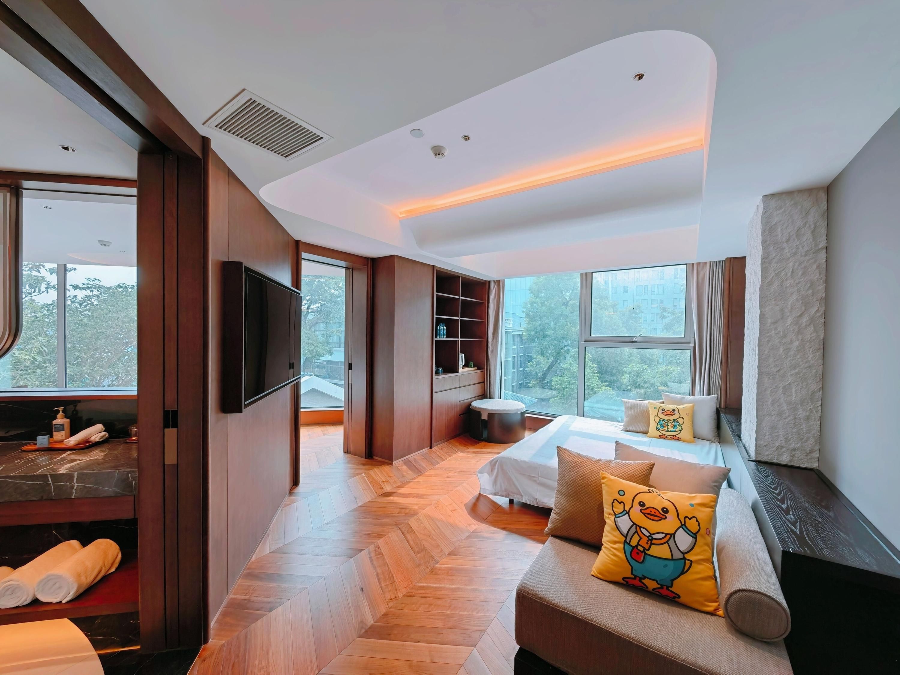 Purple Horse Hotel &beijing Hutong Designer Boutique Garden Hotel&french Window&close To The Forbidden City&tian'anmen&wangfujing&nanluogu Lane&lama Temple&360-Degree Viewing Terrace Bar&roof Swimming Pool&private Bathtub&laundry&gym&family Suite