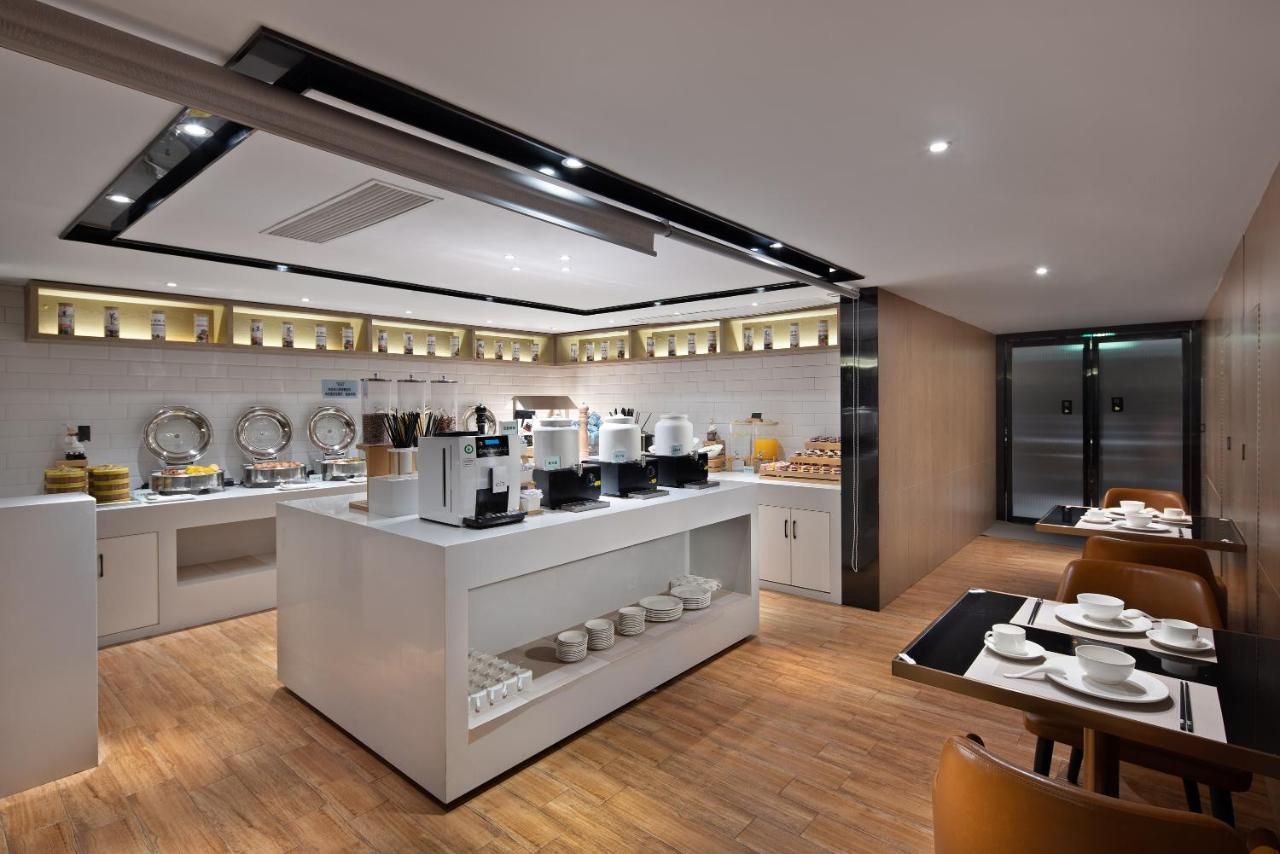 Anya Hotel -Next to Jiefang West Bar Street 2 minutes to the subway station free coffee free laundry free gym, huge windows