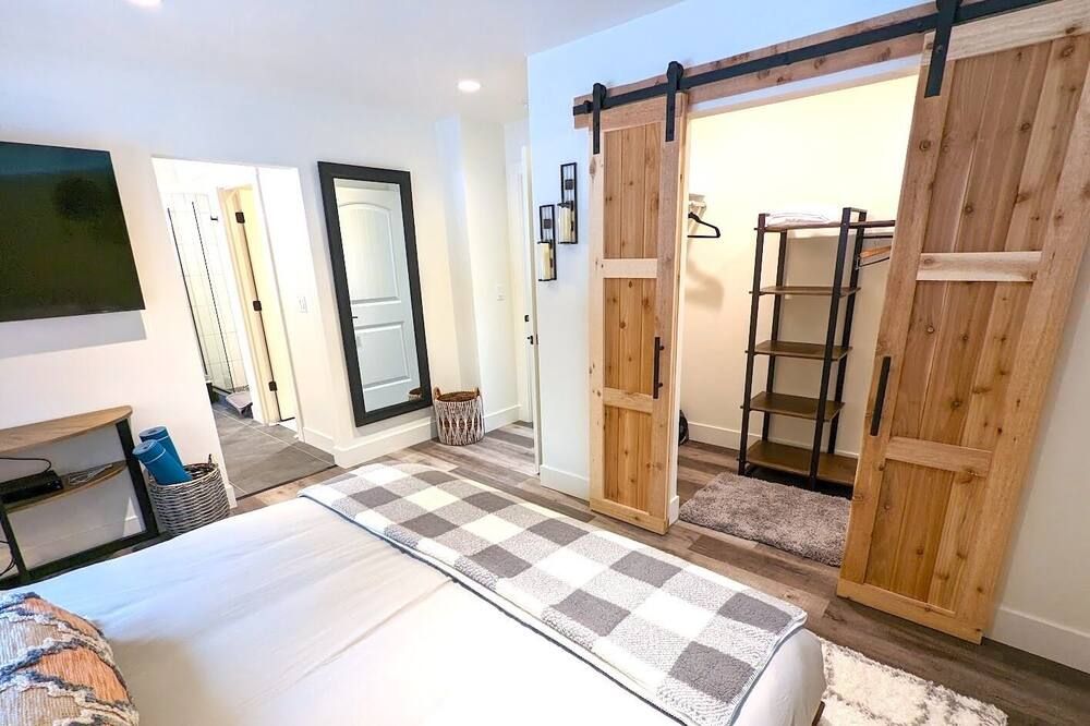 The Lark, New Quarry Property, 3 Bed / 3.5 Bath, Sleeps 8, Pool / Hot Tub / Gym