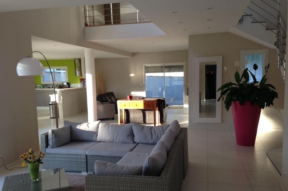 Beautiful modern Villa of 300 m2 in calm with swimming pool. Ideal Great Family Provence-Alpes-Côte d'Azur - Marignane visuel 4/5 Beautiful modern Villa of 300 m2 in calm with swimming pool. Ideal Great Family Provence-Alpes-Côte d'Azur - Marignane visuel 4/5