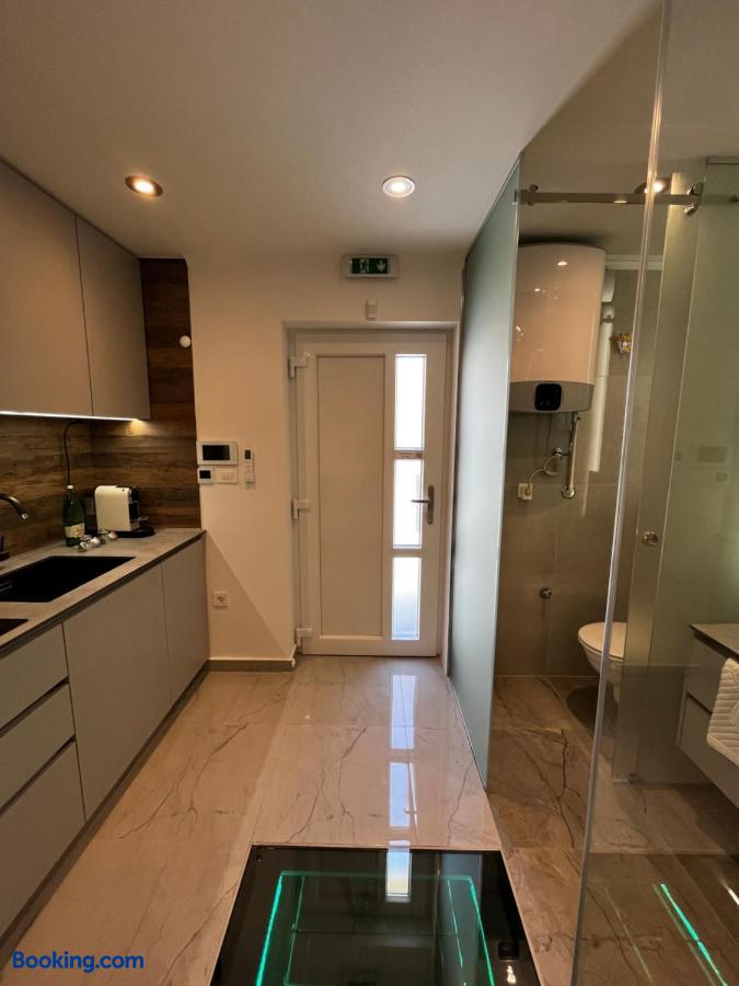 booking-1071692908-581567975-491383 La Luna Petite Suite Deluxe with Free Jacuzzi, Bikes & Covered Parking