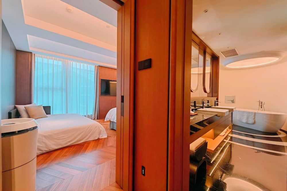 Purple Horse Hotel &beijing Hutong Designer Boutique Garden Hotel&french Window&close To The Forbidden City&tian'anmen&wangfujing&nanluogu Lane&lama Temple&360-Degree Viewing Terrace Bar&roof Swimming Pool&private Bathtub&laundry&gym&family Suite