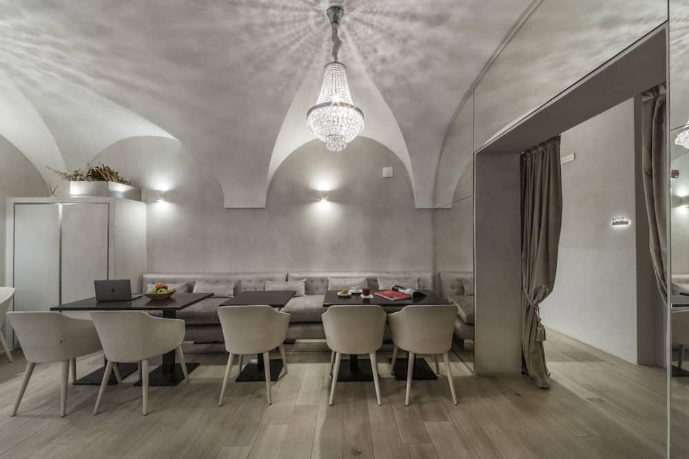 expedia_group-2256899-b65b65-335475 Terrace Pantheon Relais