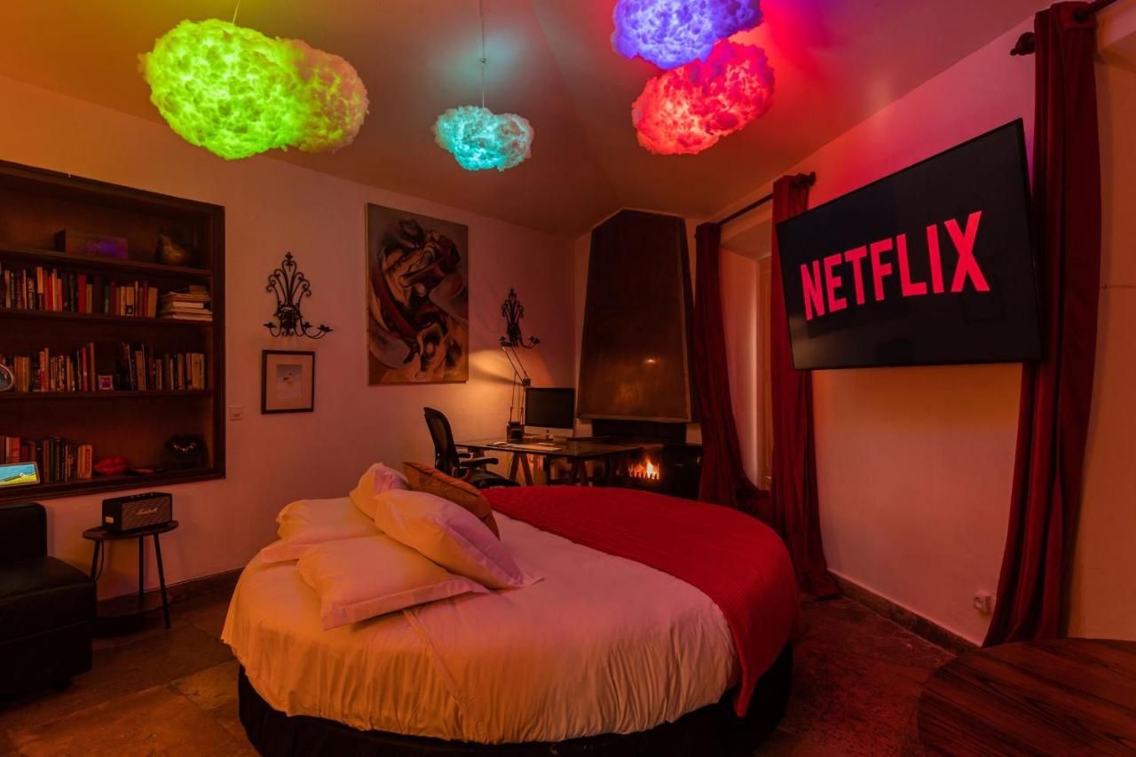 Sintra WOW - Unique double Smart Room in 17th century Palace! Hot tub, Snooker, BBQ, PS5, Sauna, Gym