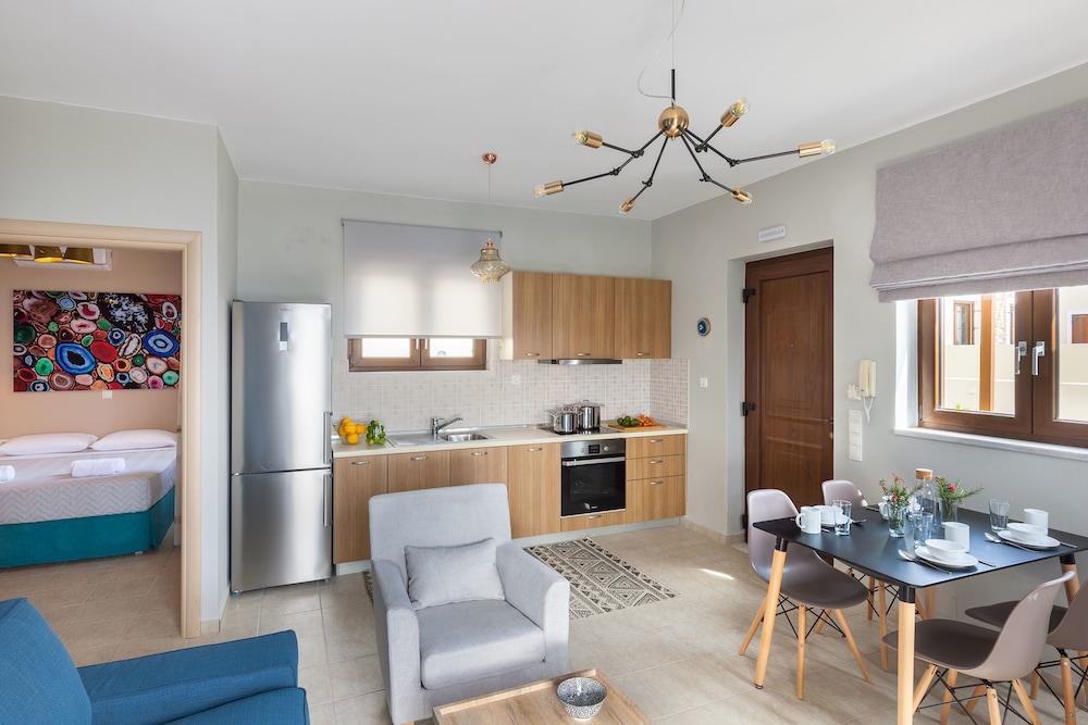 sembo-3788326-9b505d-958149 Syra Bay