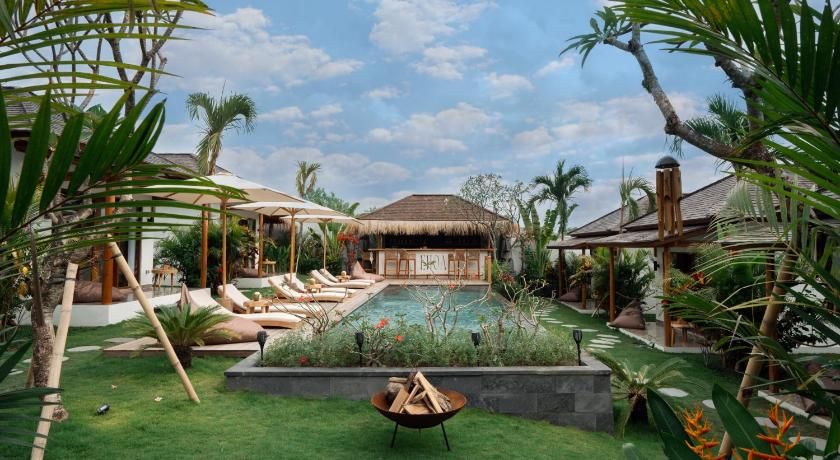 Ehoa Bali Nyanyi Boutique Hotel - In Front Of Entrance To Nuanu
