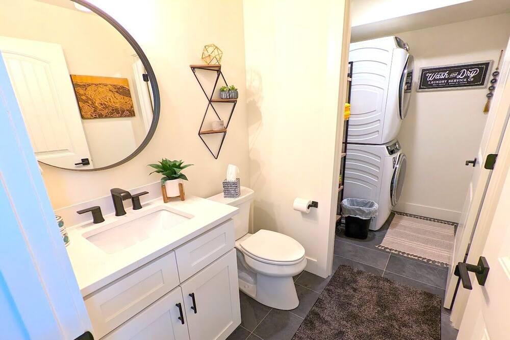 The Lark, New Quarry Property, 3 Bed / 3.5 Bath, Sleeps 8, Pool / Hot Tub / Gym