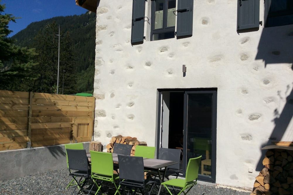 The Rachasses The Feet Of The Great Montets, Overlooking Mont Blanc For 8 People