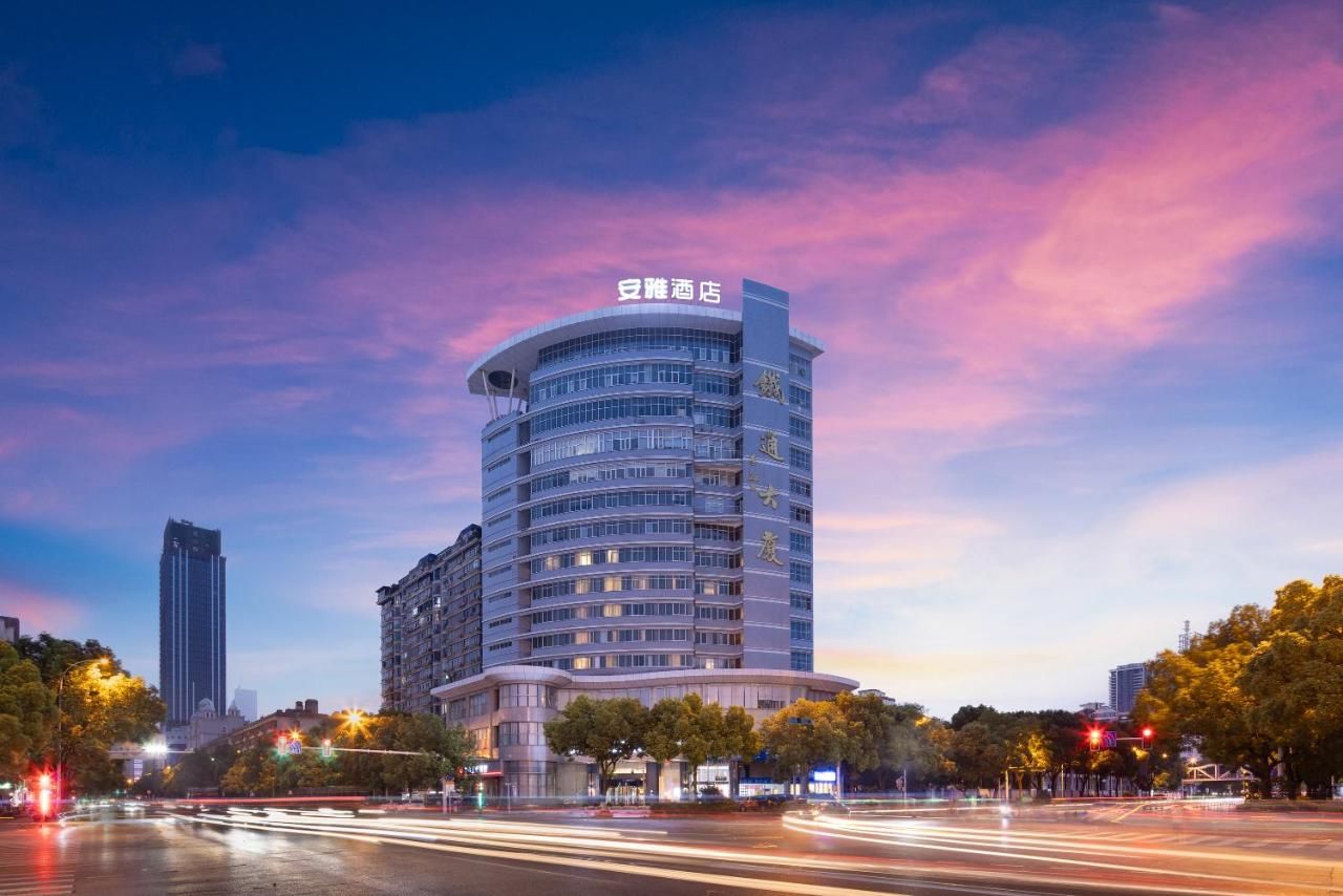 Anya Hotel -Next to Jiefang West Bar Street 2 minutes to the subway station free coffee free laundry free gym, huge windows