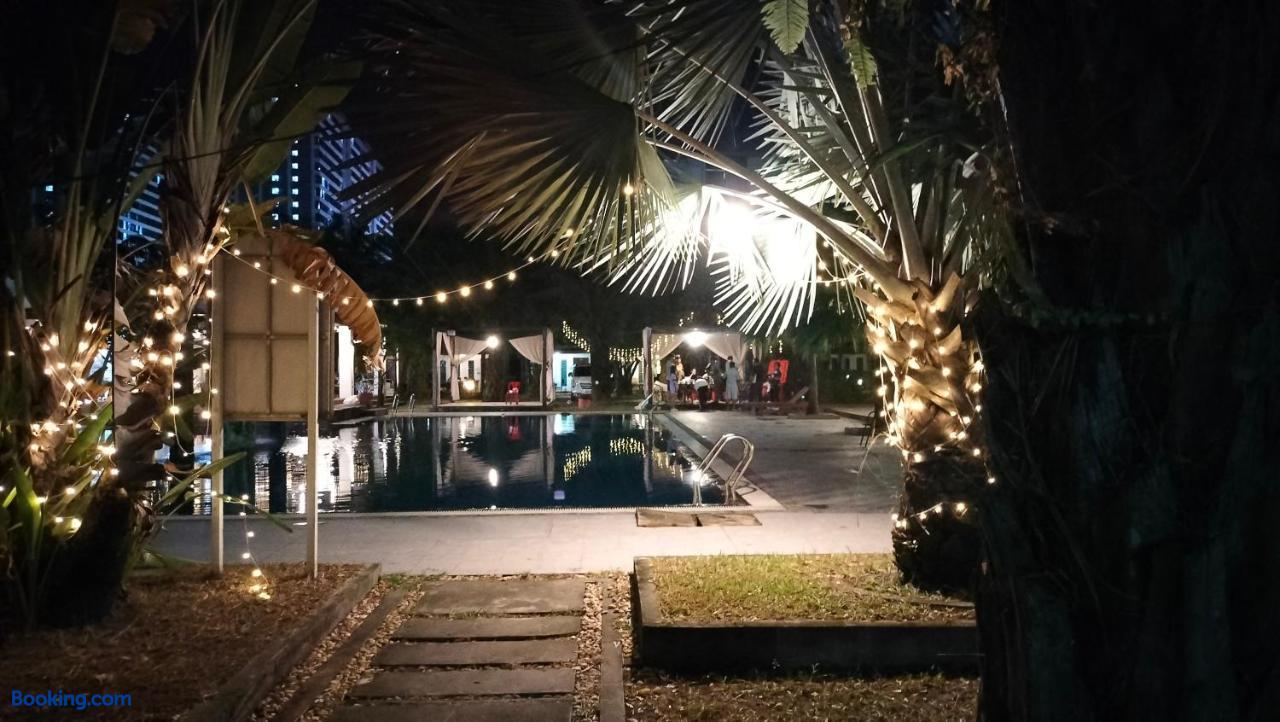 booking-2256125-630089272-133103 Twin Palms Resort