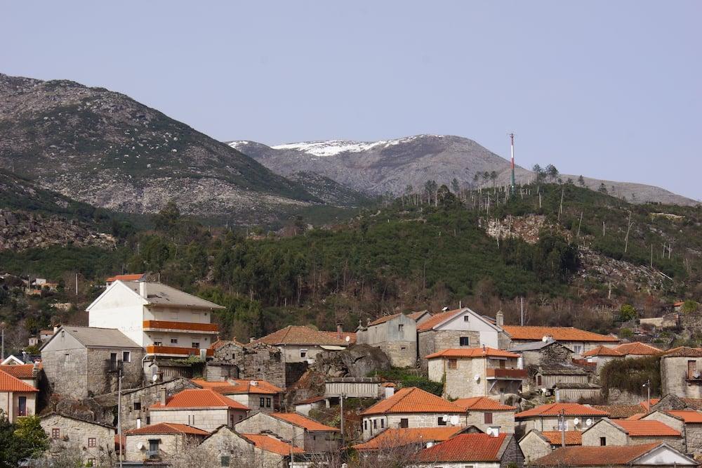 Rustic Stone House in the center of Soajo, T1 + 1, with patio and garden with garden Noorden - Arcos de Valdevez visuel 4/5 Rustic Stone House in the center of Soajo, T1 + 1, with patio and garden with garden Noorden - Arcos de Valdevez visuel 4/5