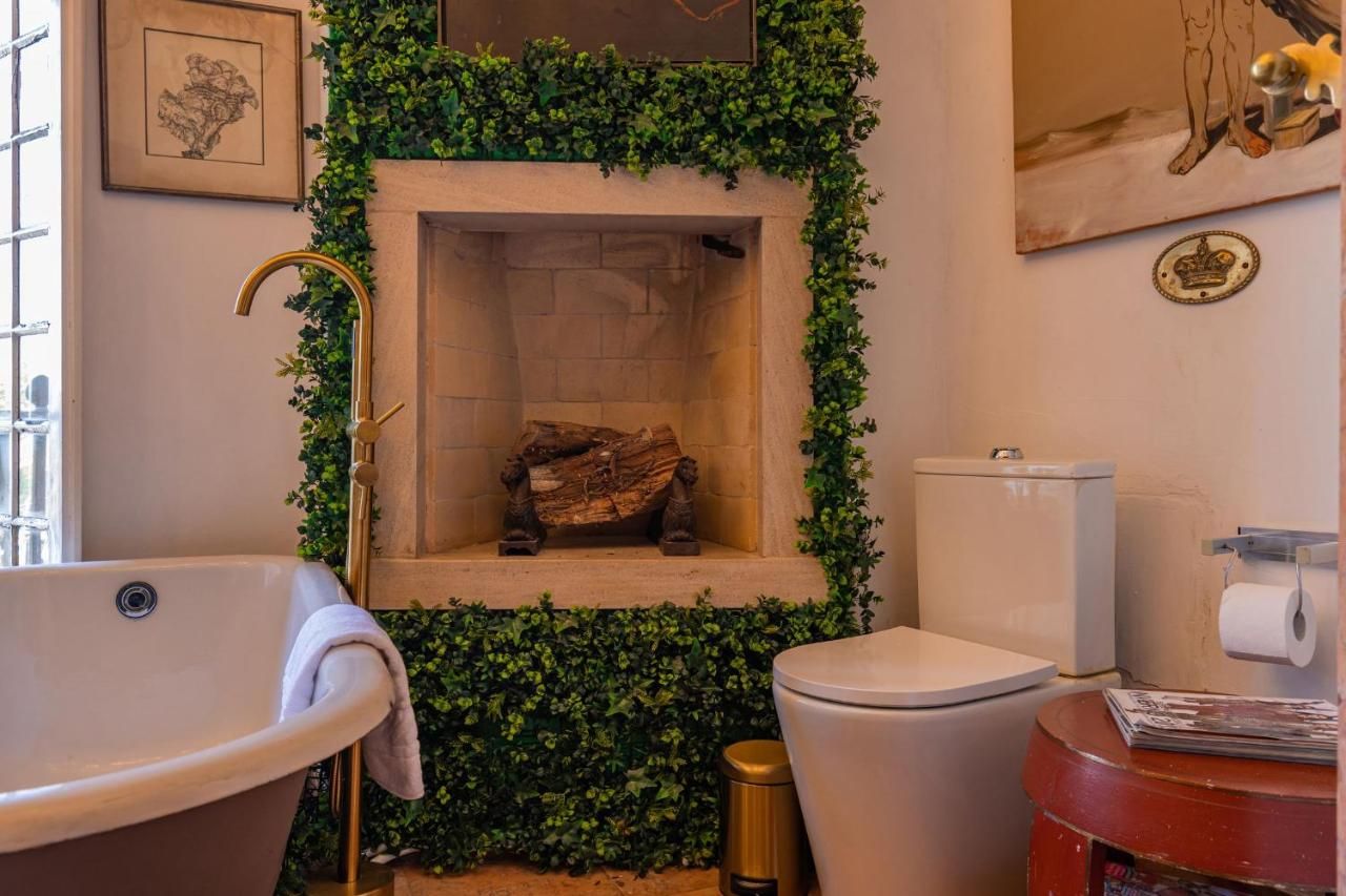 Sintra WOW - Unique double Smart Room in 17th century Palace! Hot tub, Snooker, BBQ, PS5, Sauna, Gym