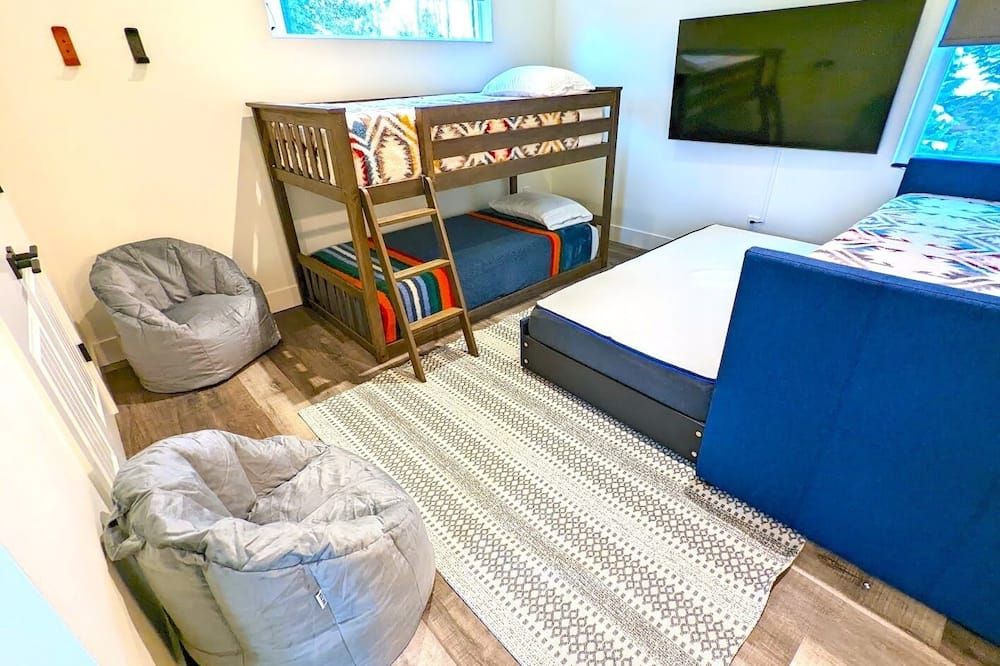 The Lark, New Quarry Property, 3 Bed / 3.5 Bath, Sleeps 8, Pool / Hot Tub / Gym