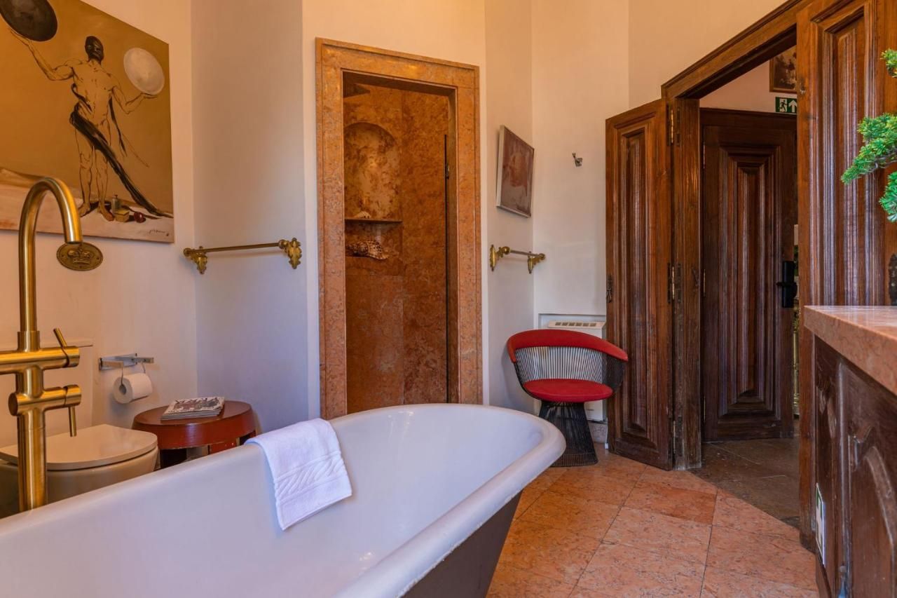 Sintra WOW - Unique double Smart Room in 17th century Palace! Hot tub, Snooker, BBQ, PS5, Sauna, Gym