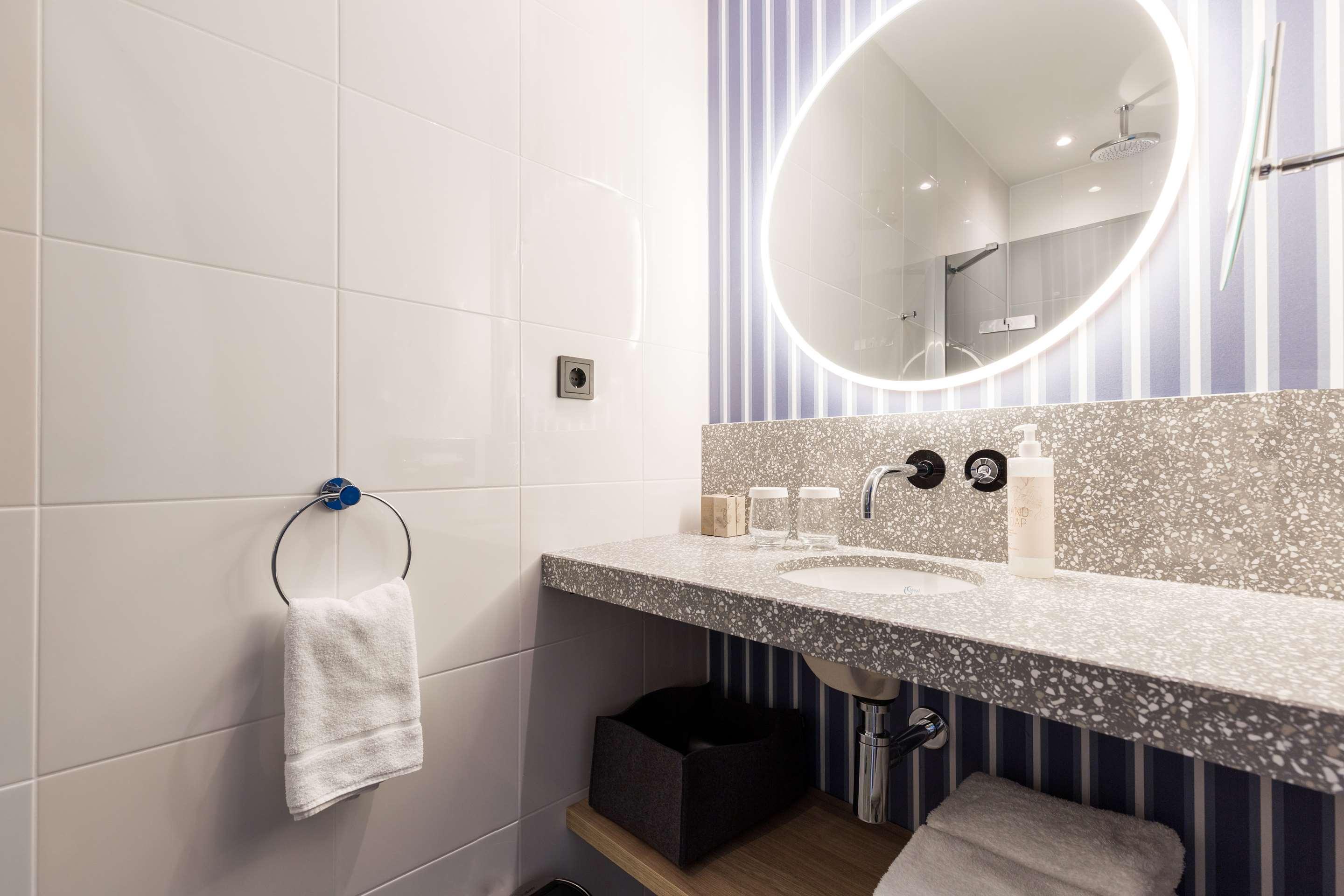 ice-50666-72056090_3XL-748536 Van Der Valk Hotel Venlo