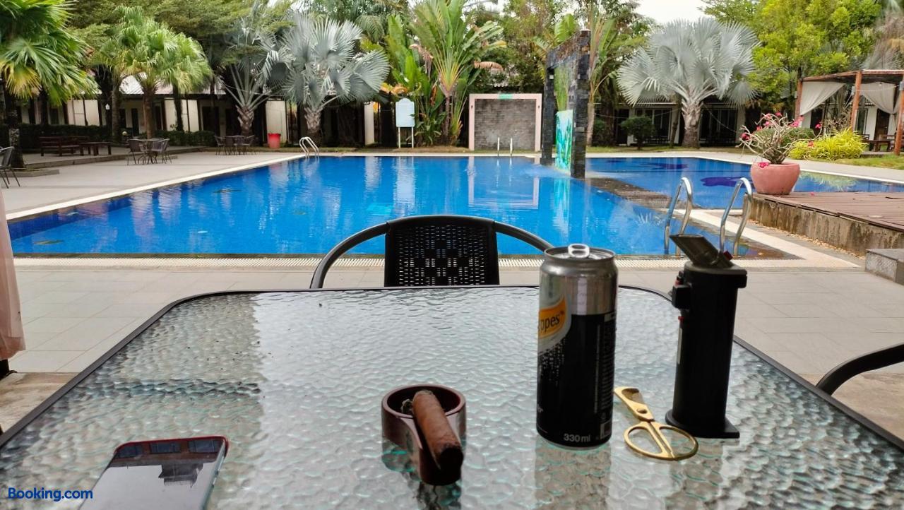 booking-2256125-633700758-163655 Twin Palms Resort