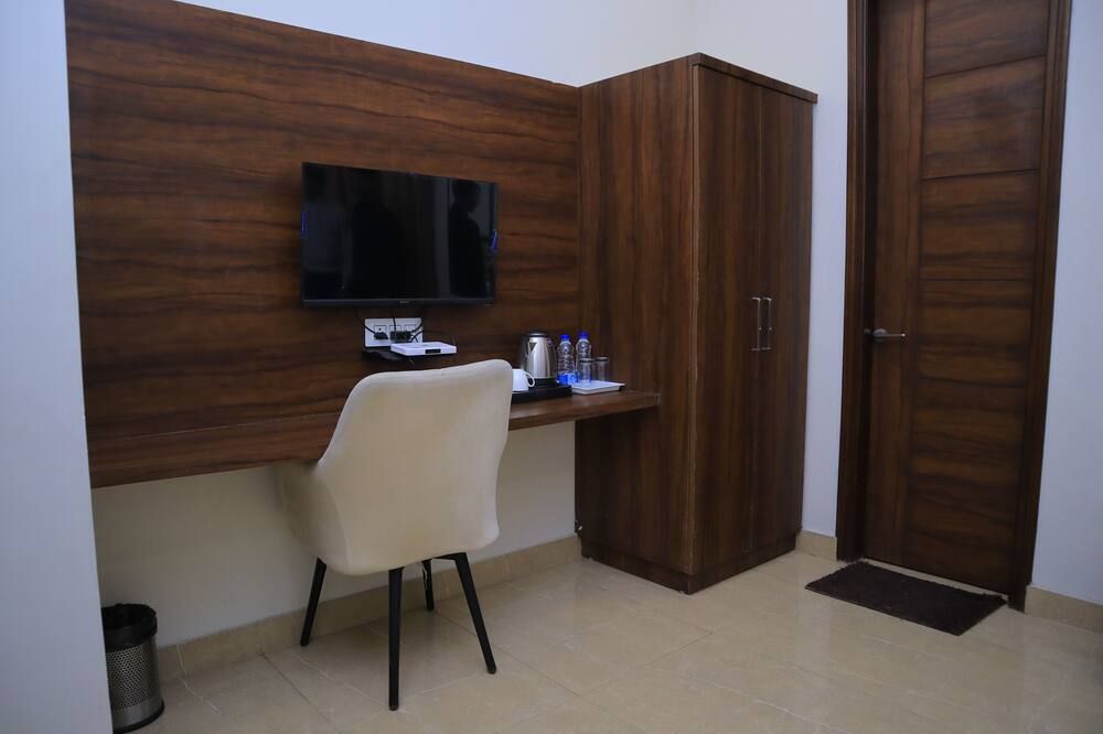 Pineberry Hotels - Near Golden Temple