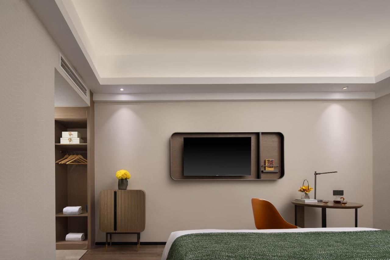 Anya Hotel -Next to Jiefang West Bar Street 2 minutes to the subway station free coffee free laundry free gym, huge windows