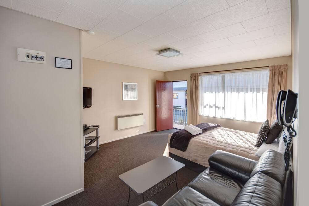 expediav2-84858-acc036-441275 Adrian Motel