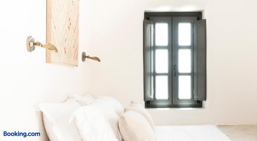 booking-1070793944-483401686-320004 Armenaki Santorini