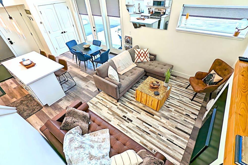 The Lark, New Quarry Property, 3 Bed / 3.5 Bath, Sleeps 8, Pool / Hot Tub / Gym