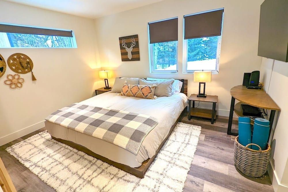 The Lark, New Quarry Property, 3 Bed / 3.5 Bath, Sleeps 8, Pool / Hot Tub / Gym