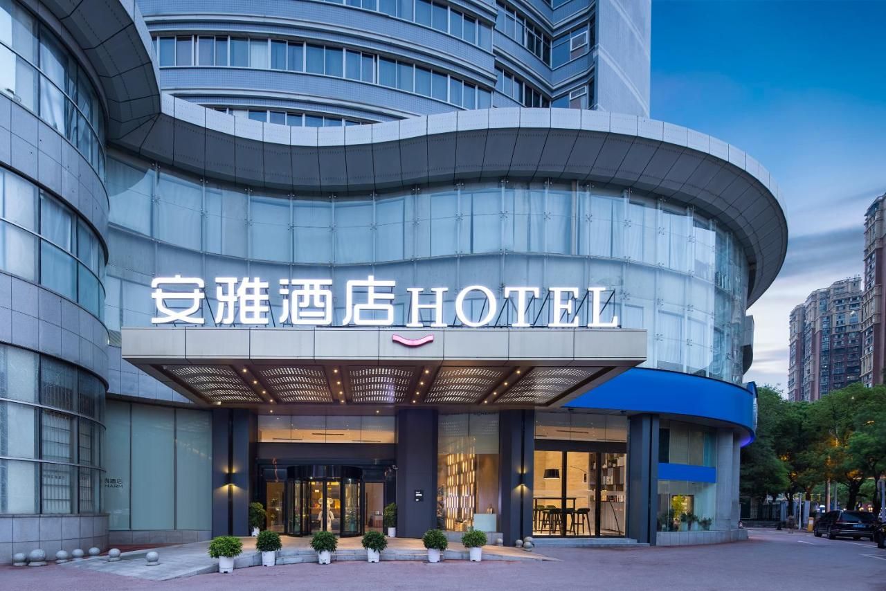 Anya Hotel -Next to Jiefang West Bar Street 2 minutes to the subway station free coffee free laundry free gym, huge windows