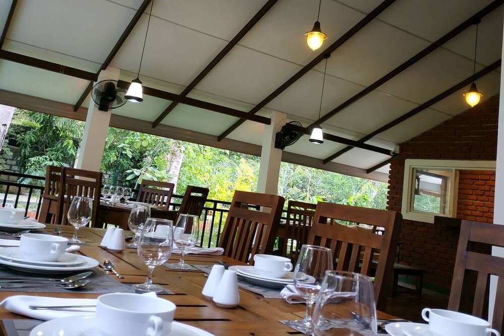 Sigiriya Cashew Palace Resort