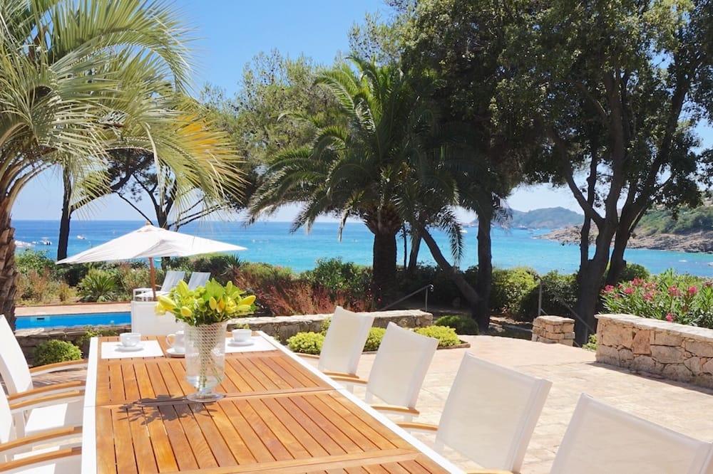 Saint-Tropez, Ocean Front villa with direct access to the beach Provence-Alpes-Côte d'Azur - Ramatuelle visuel 2/5 Saint-Tropez, Ocean Front villa with direct access to the beach Provence-Alpes-Côte d'Azur - Ramatuelle visuel 2/5