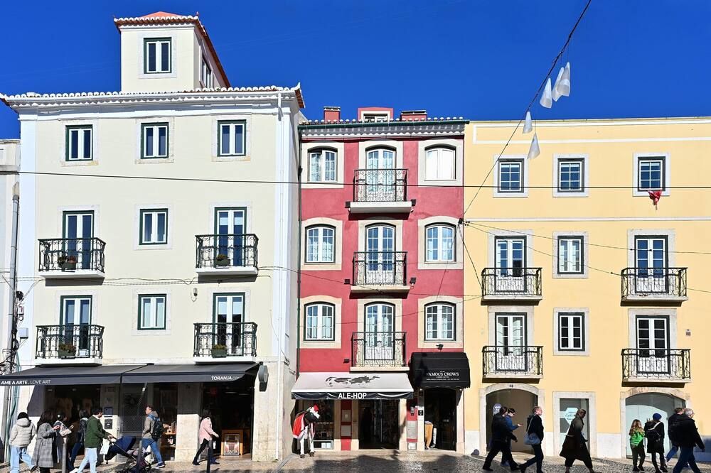 Famous Crows Hostel