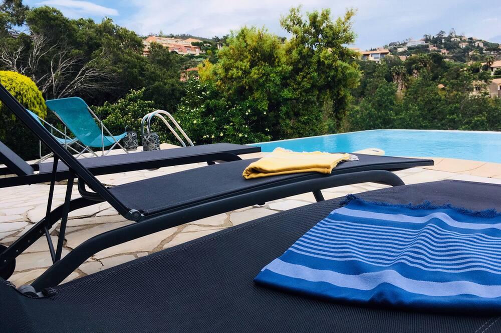 Close to Cannes, quiet, swimming pool with water horizon, unrestricted view of the sea Provence-Alpes-Côte d'Azur - Théoule-sur-Mer visuel 3/5 Close to Cannes, quiet, swimming pool with water horizon, unrestricted view of the sea Provence-Alpes-Côte d'Azur - Théoule-sur-Mer visuel 3/5