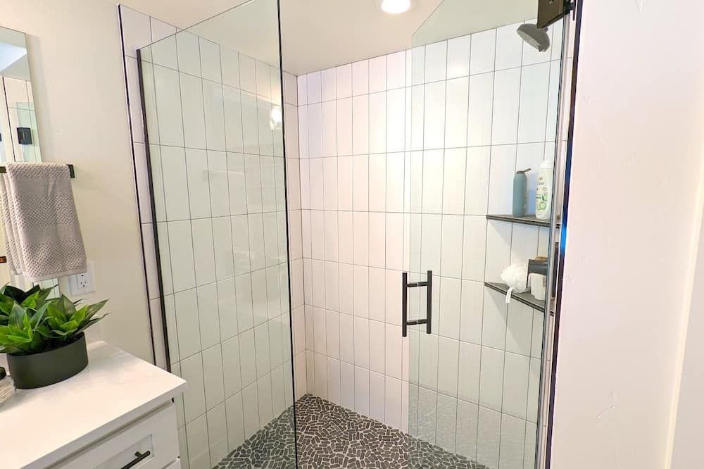 The Lark, New Quarry Property, 3 Bed / 3.5 Bath, Sleeps 8, Pool / Hot Tub / Gym