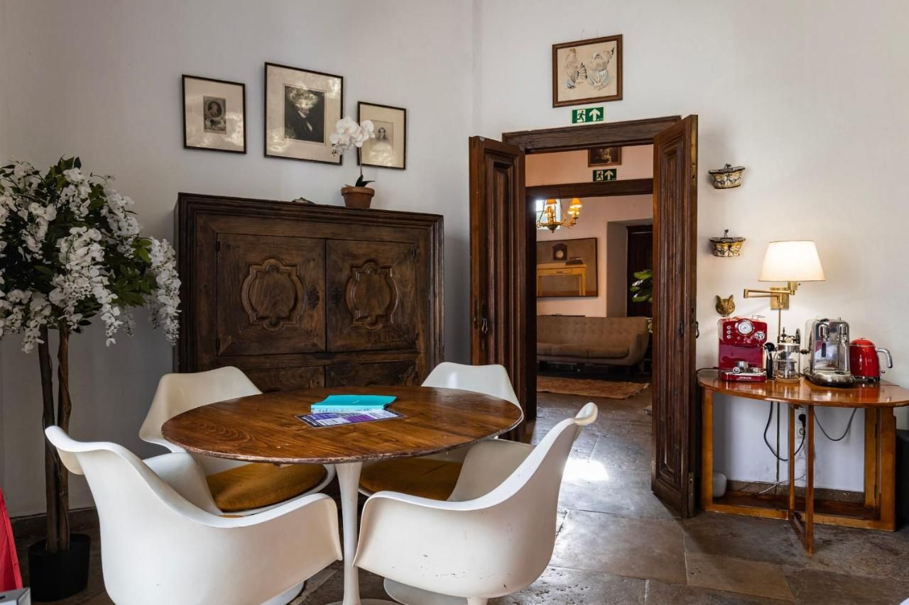 Sintra WOW - Unique double Smart Room in 17th century Palace! Hot tub, Snooker, BBQ, PS5, Sauna, Gym