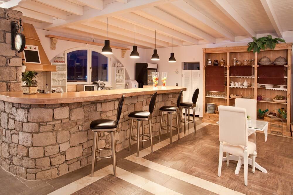 expediav2-708892-842ea6-979581 Miland Suites