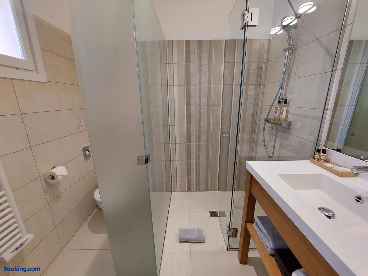 booking-2146285-357060843-952383 Hotel les Bouis
