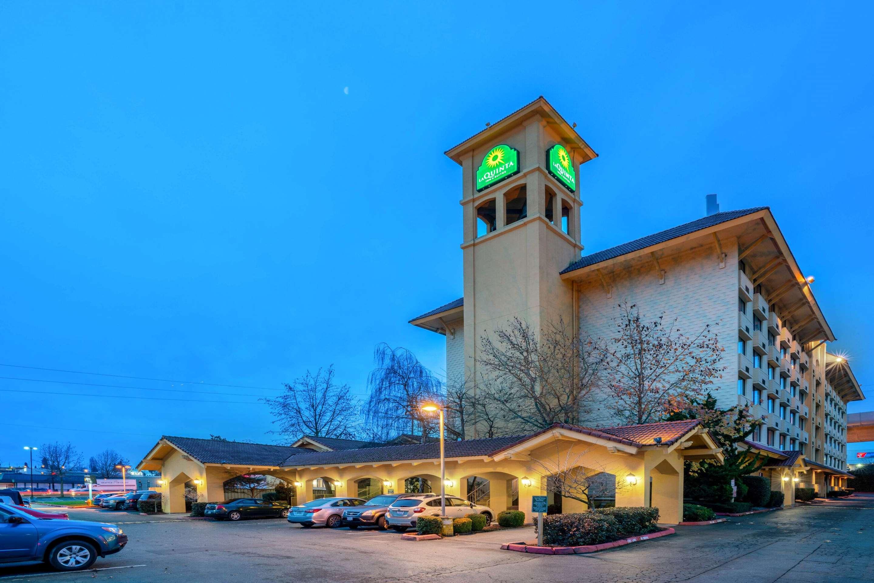 hotels next to seattle airport