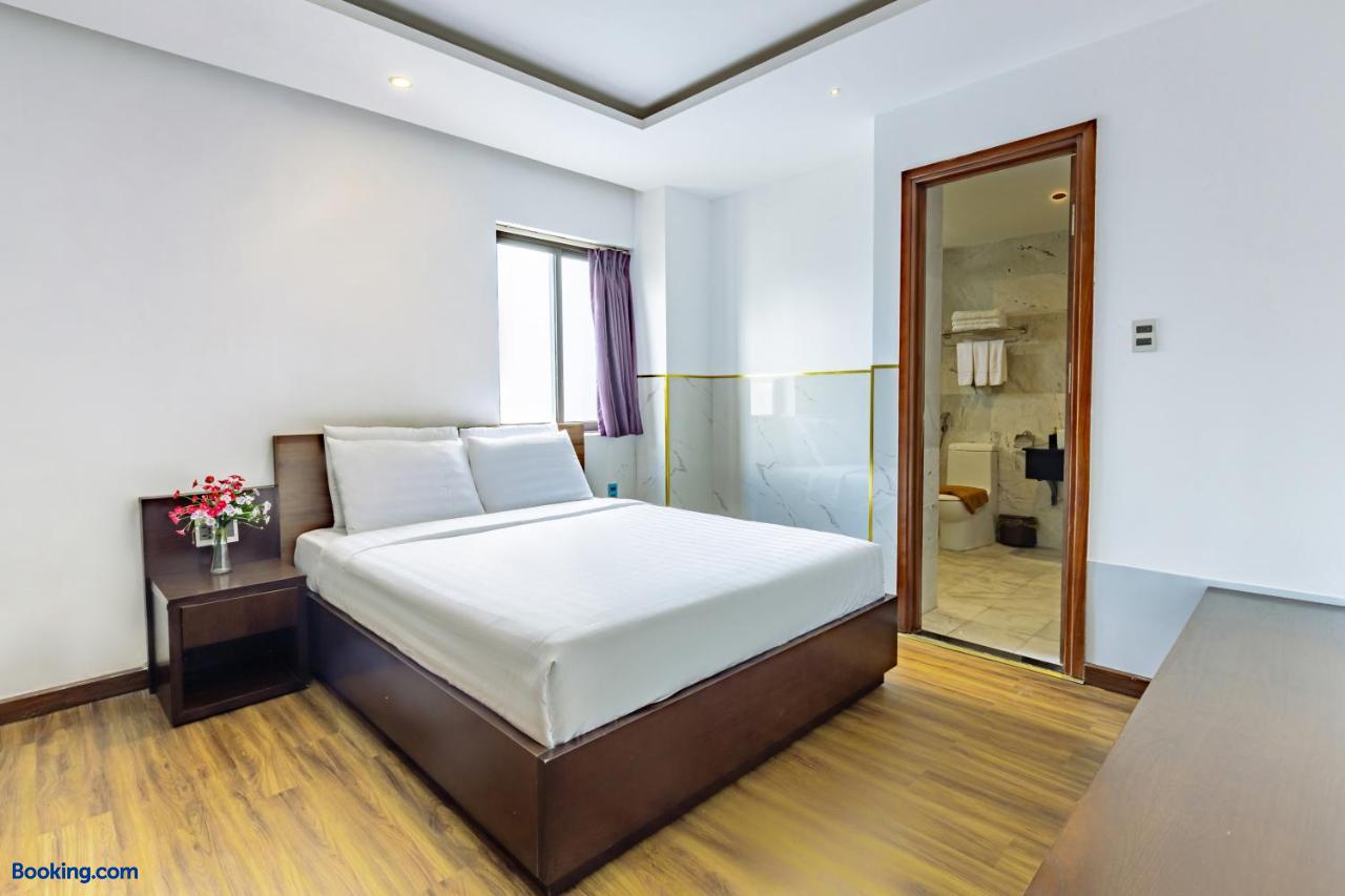 booking-1070875012-550108785-593729 Golden Sun Apartment by New Sky Travel