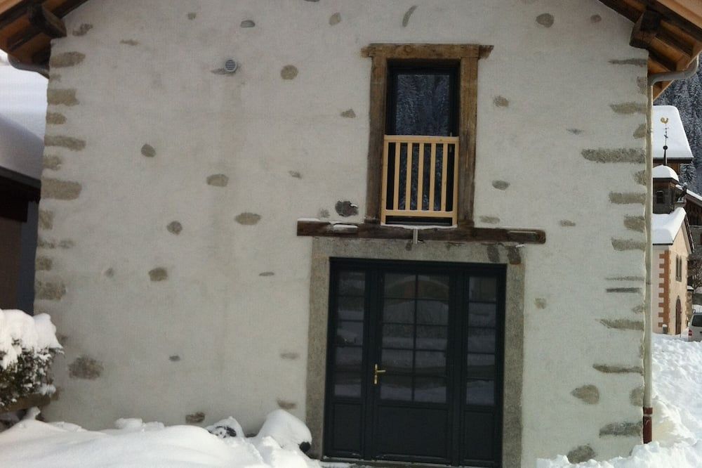 The Rachasses The Feet Of The Great Montets, Overlooking Mont Blanc For 8 People