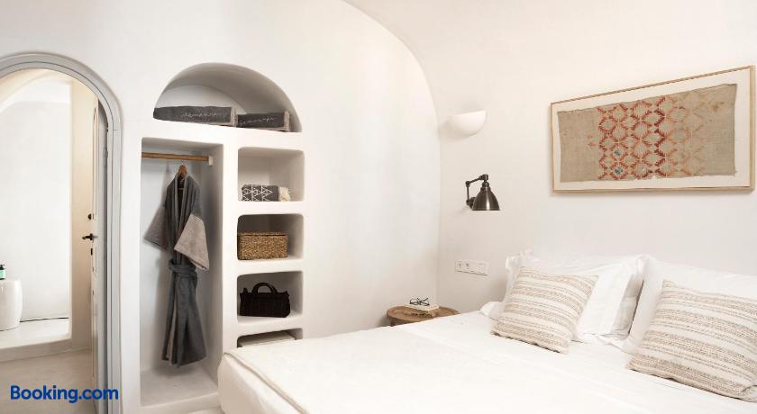 booking-1070793944-265093469-906352 Armenaki Santorini