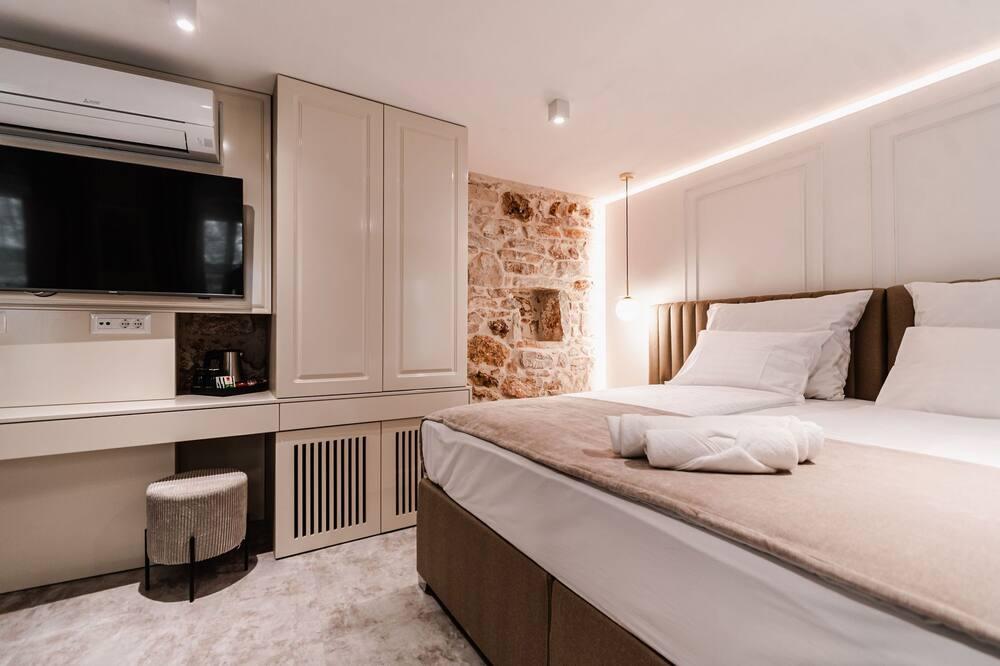 expediav2-9022203-1bc000-151699 Sibenik Palace