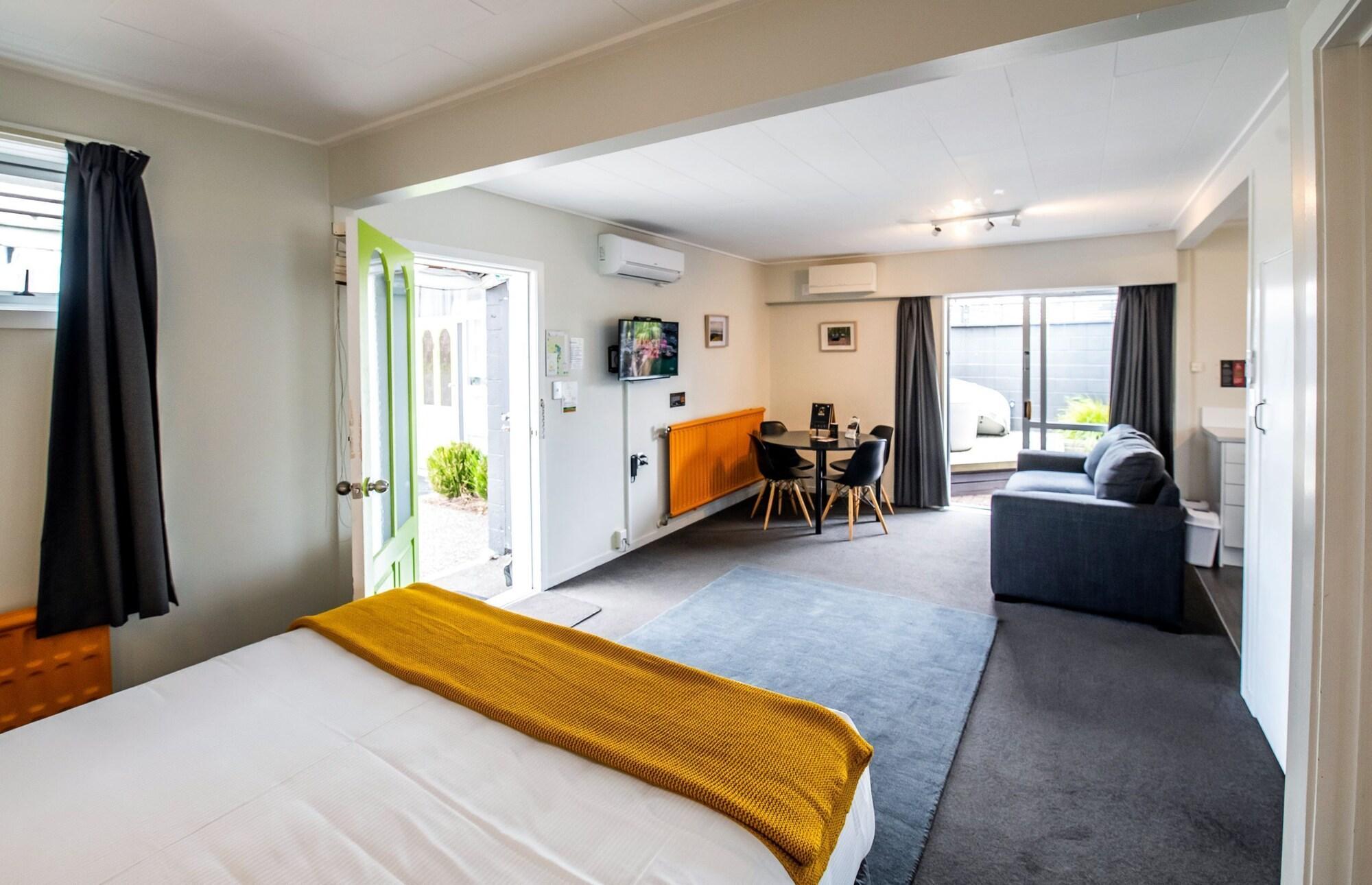 expedia_group-452657-918b8b-670881 Aura Accommodation