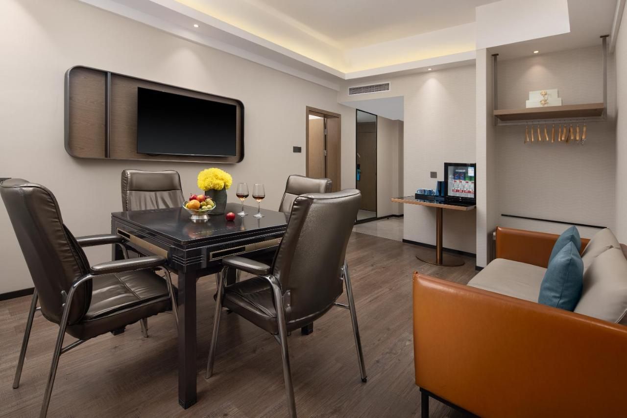 Anya Hotel -Next to Jiefang West Bar Street 2 minutes to the subway station free coffee free laundry free gym, huge windows