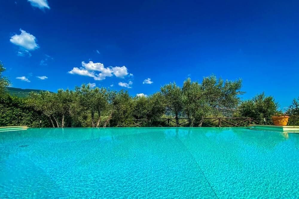 Old Tuscan Farmhouse