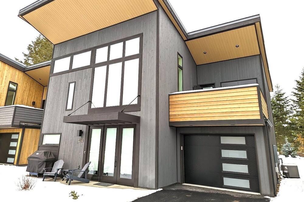 The Lark, New Quarry Property, 3 Bed / 3.5 Bath, Sleeps 8, Pool / Hot Tub / Gym