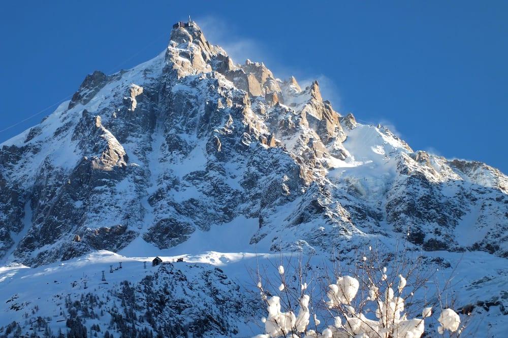 new semi-detached chalet, quiet and comfortable. With 2 bedrooms and 2 bathrooms. Rhône-Alpes - Chamonix-Mont-Blanc visuel 1/5 new semi-detached chalet, quiet and comfortable. With 2 bedrooms and 2 bathrooms. Rhône-Alpes - Chamonix-Mont-Blanc visuel 1/5