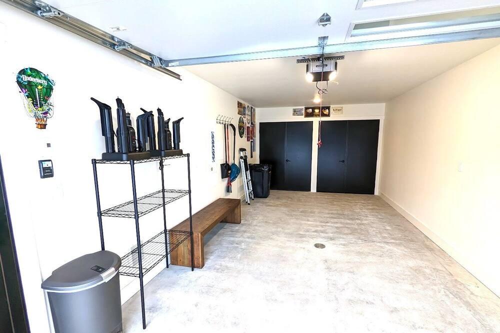 The Lark, New Quarry Property, 3 Bed / 3.5 Bath, Sleeps 8, Pool / Hot Tub / Gym