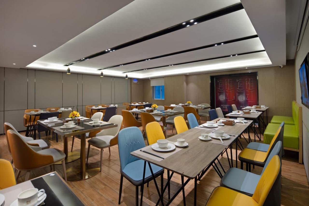 Anya Hotel -Next to Jiefang West Bar Street 2 minutes to the subway station free coffee free laundry free gym, huge windows