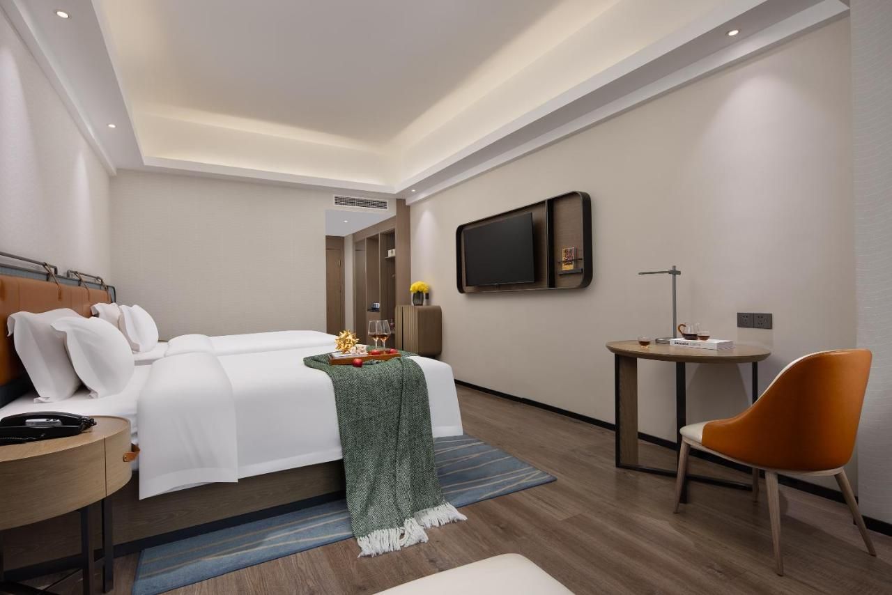 Anya Hotel -Next to Jiefang West Bar Street 2 minutes to the subway station free coffee free laundry free gym, huge windows